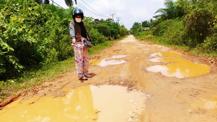 Ibu Bupati, Jalan Lingkungan di Ibukota Muarojambi Ini Rusak Parah