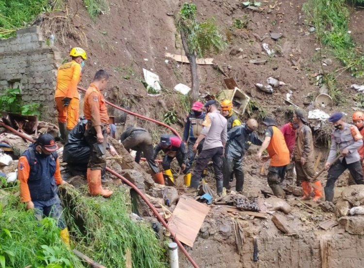 Innalillahi, Jasad Korban Longsor Ditemukan dalam Kondisi Bersujud