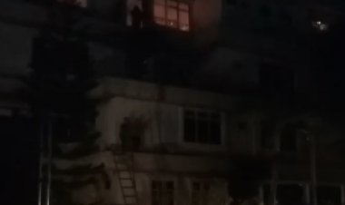 Hingga Kini Damkar Masih Berupaya Memadamkan Api di Lantai Atas Hotel Semagi