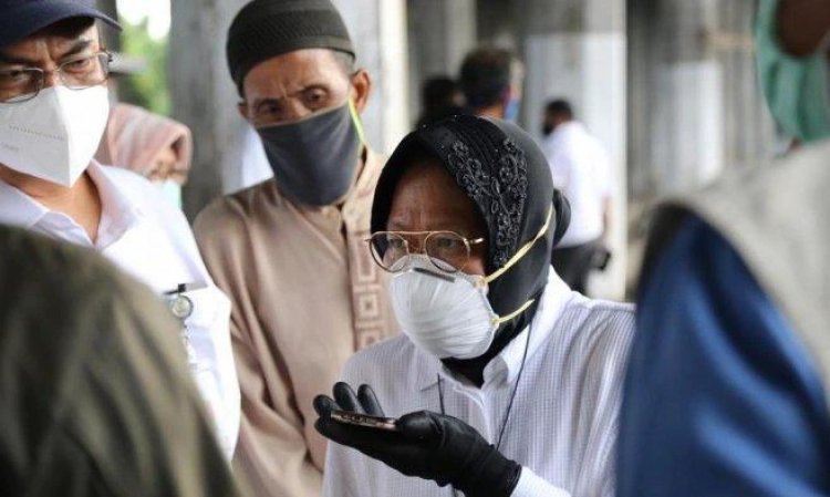 Giliran Rocky Gerung Kritik Blusukan Risma: Yang Diberesin Itu Bukan Gorong-gorong Jakarta tetapi Arsip di Depsos