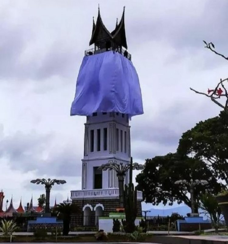 Viral Jam Gadang Ditutup Kain Besar, Tifatul Sembiring: Jam Gadang Bukittinggi Pakai Masker...?