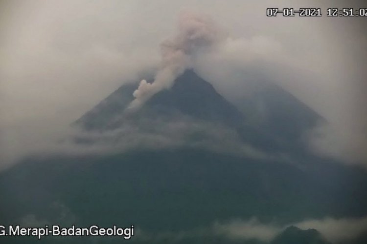 Gunung Merapi kembali Semburkan Awan Panas Guguran ke Arah Kali Krasak