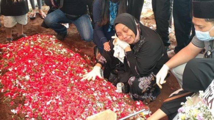 Pramugari Isti Dimakamkan, Ibunda Tak Berhenti Menangis: Adek Udah Pulang, Mamah Nungguin Tiap Hari Adek Pulang