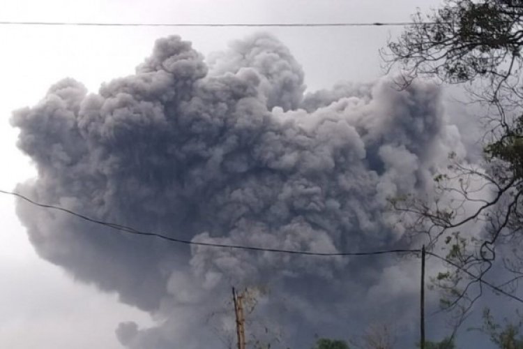 Gunung Semeru Semburkan Awan Panas 4,5 Kilometer