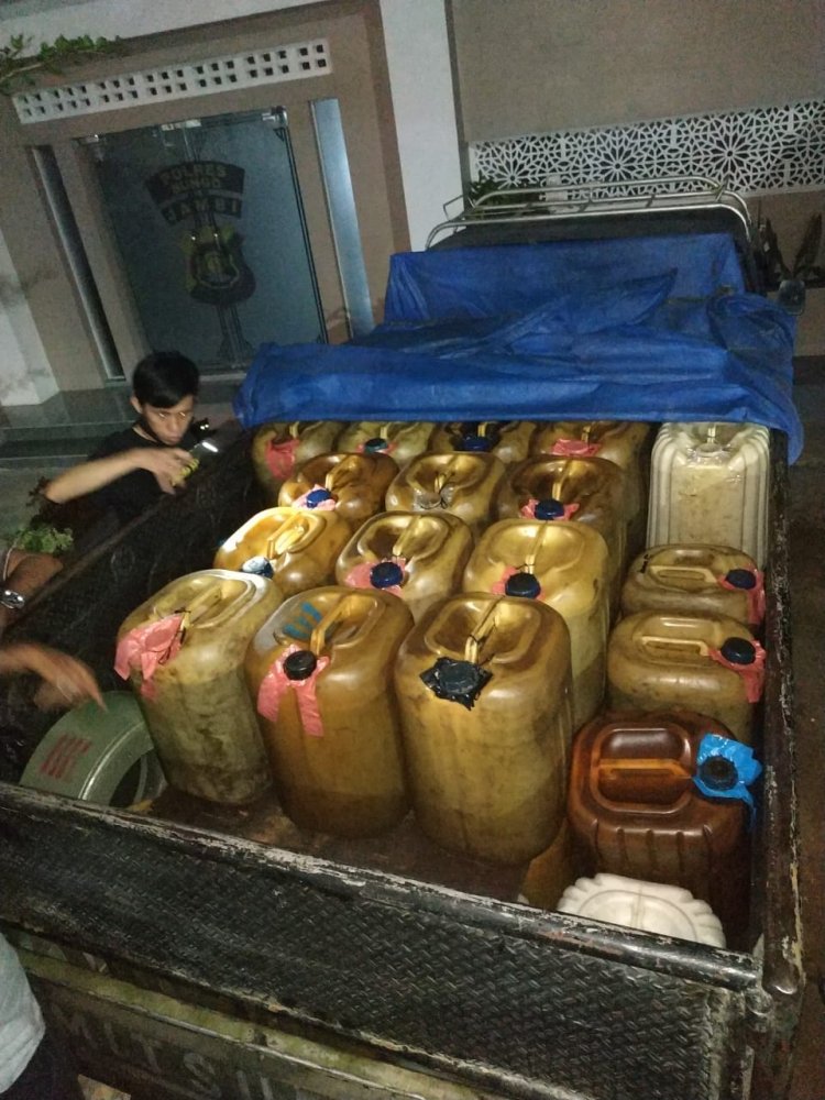 Bawa BBM Ilegal Dua Pria Ini Tak Berkutik Saat Dihentikan Polisi