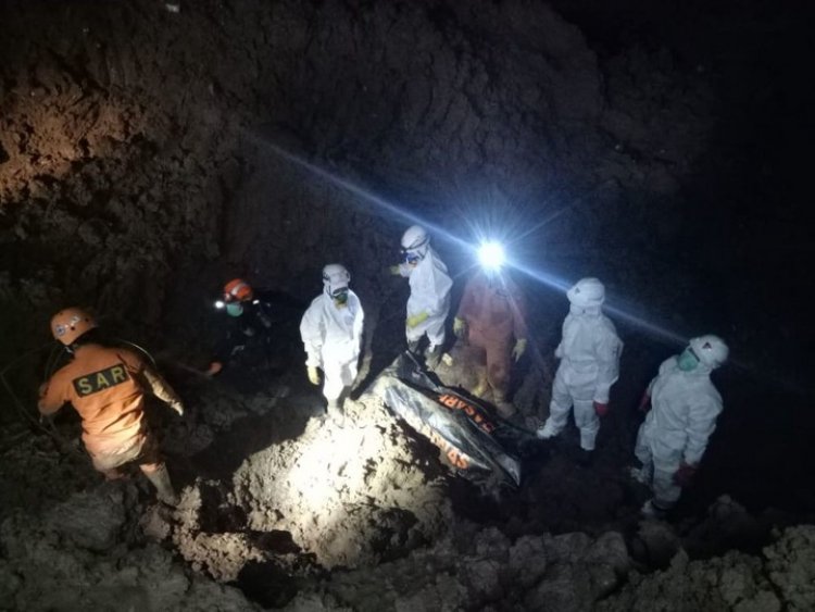 Longsor Sumedang, Korban Menumpuk di Tenda Hajat, 11 Orang Belum Ditemukan