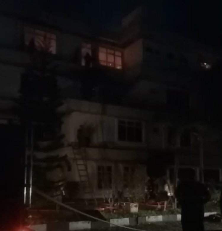 Hingga Kini Damkar Masih Berupaya Memadamkan Api di Lantai Atas Hotel Semagi