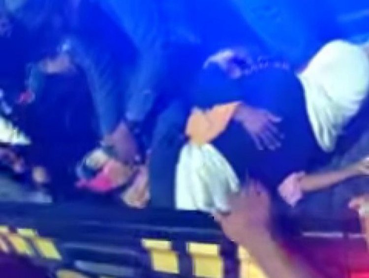 VIRAL! Pria dan Wanita Bercumbu Tak Bisa Dilepas, Begini Faktanya....