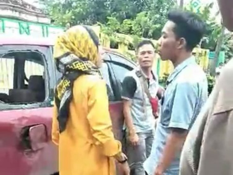 Apes Banget! Kepergok Selingkuh dengan Istri Orang, Kades Diserang Massa Avanza Pun Jadi Sasaran
