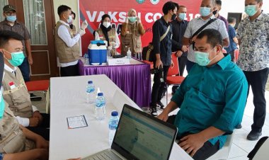 Divaksin, Bupati Bungo: Saya Minta Masyarakat Jangan Percaya Hoax Soal Vaksin