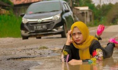 Viral Pasangan Muda Foto di Jalan Rusak Bak Model Profesional, Sindir Pemerintah Setempat
