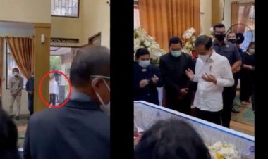 Lihat Tingkah Jokowi Masuk Rumah saat Melayat, Ajudan Malah Bingung