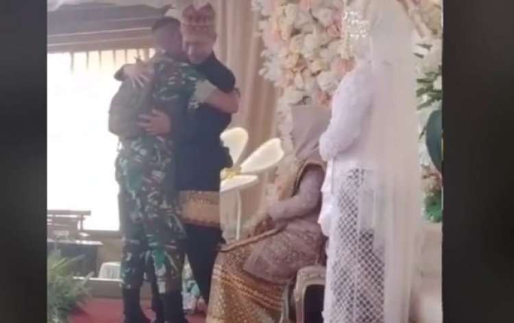 Hadiri Nikahan Mantan, Prajurit TNI Ini Sujud ke Kaki Ibu Mempelai dengan Menangis