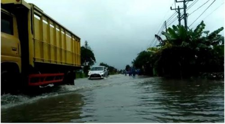 Banjir Genangi Jalur Majalengka-Indramayu