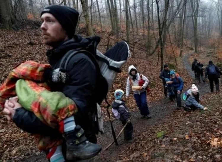 Putus Asa Gara-gara Covid-19, Ribuan Warga Hungaria Naik ke National Blue Trail
