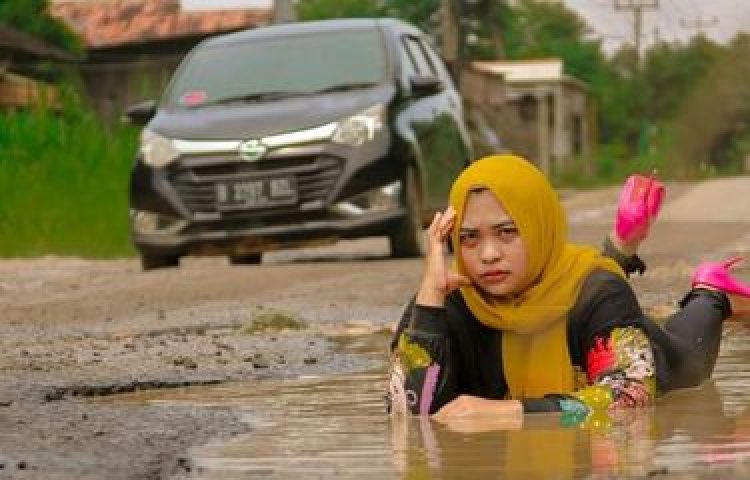 Viral Pasangan Muda Foto di Jalan Rusak Bak Model Profesional, Sindir Pemerintah Setempat