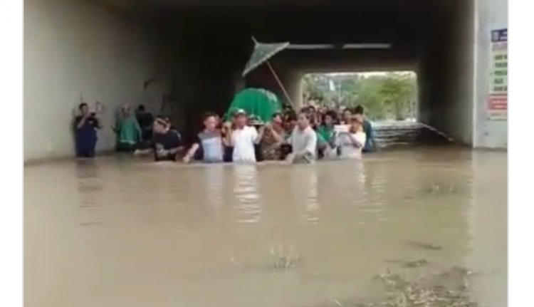 Demi Makamkan Jenazah Warga Terjang Banjir, Netizen: Semoga Dilimpahkan Pahala dan Rezekinya Pak!