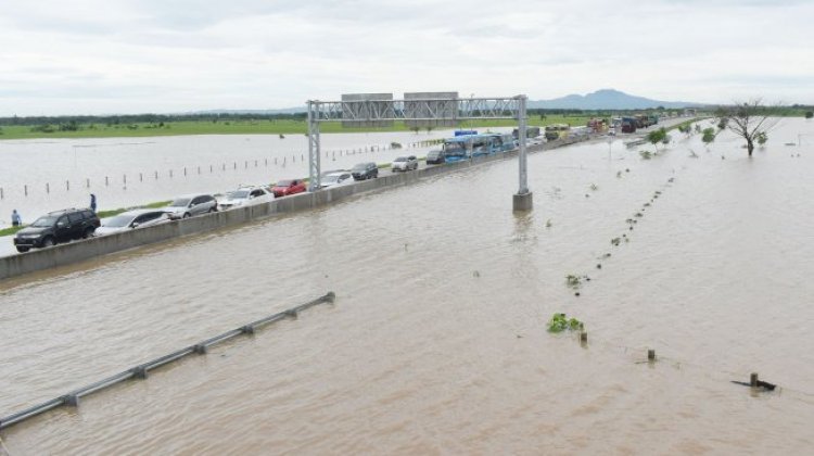 DUH! Kok Bisa Tol Jakarta-Cikampek Terendam Banjir Parah