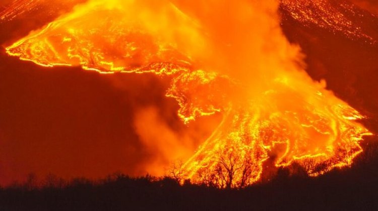 Mengerikan! Penampakan Letusan Gunung Etna di Italia Terkini