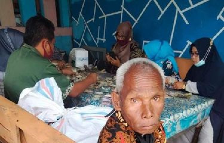 Bikin Heboh! Kakek 81 Tahun Ini Simpan Uang 9 Karung di Rumahnya Sejak 1990-an