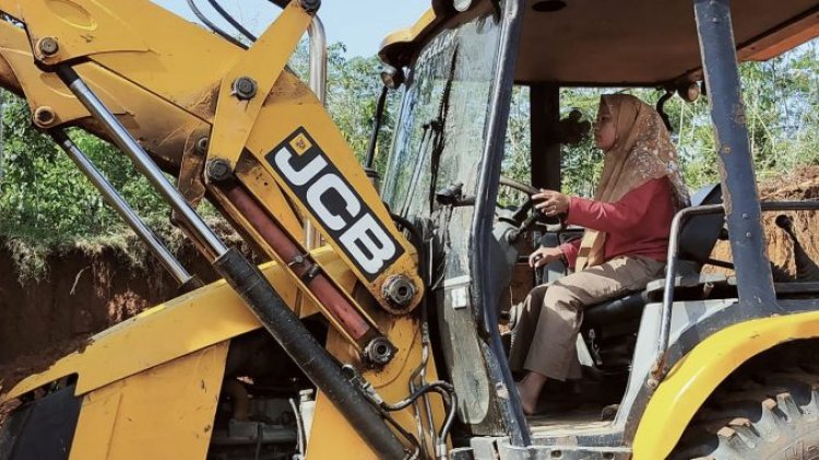 Viral! Gadis Cantik di Jambi Ini Operasikan Alat Berat Buldozer