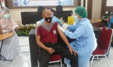 Setelah Tenaga Kesehatan, Kini Giliran Polisi di Muarojambi Divaksin Covid-19