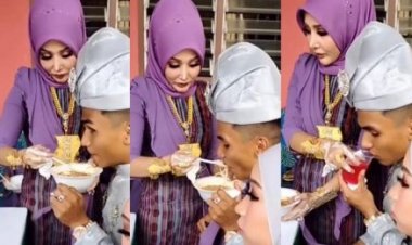 Viral Ibu Cantik Ini Penuh Perhatian Suapi Anaknya Meski Dihari Pernikahan, Tapi Emasnya Bu....