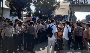 Sidang PN Jaktim, Sempat Terjadi Dorong-dorongan Kuasa Hukum Habib Rizieq dengan Aparat