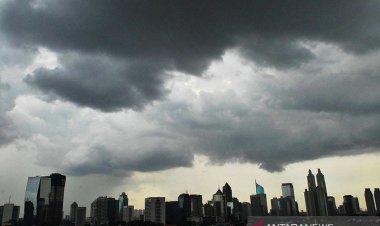 Waspada! Hujan Petir di Jaksel dan Jaktim pada Rabu Siang hingga Sore