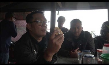 Kang Emil Gunakan Motor ke Payakumbuh, Mampir ke Warung Cicipi Rakik Maco