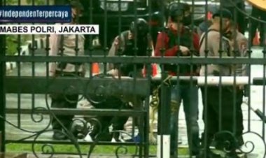 Teror di Mabes Polri, Jenazah Pelaku Teroris Berjilbab Diangkut ke Mobil