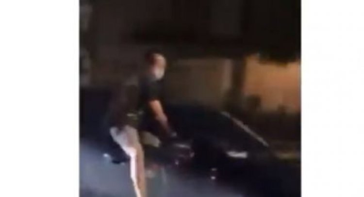 Pria Ini Atraksi Kemudikan Mobil Sambil Keluar dari Kaca, Netizen: Perlu Dites Urine Tuh!