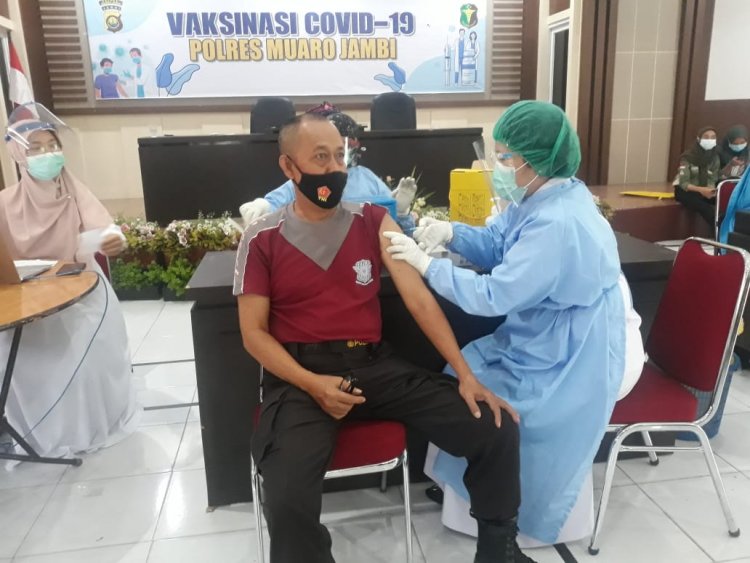 Setelah Tenaga Kesehatan, Kini Giliran Polisi di Muarojambi Divaksin Covid-19
