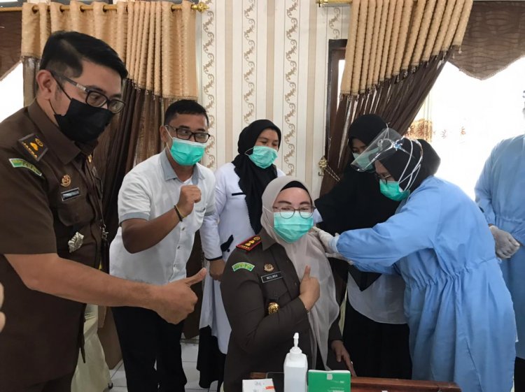 Puluhan Pegawai Kejari Muarojambi Divaksin, Kajari: Setelah Ini Jangan Berkerumun