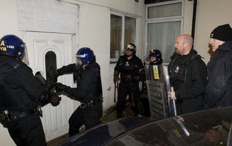 Bikin Ngakak! Sama-Sama Lagi Menyamar, Polisi Ini Saling Tangkap