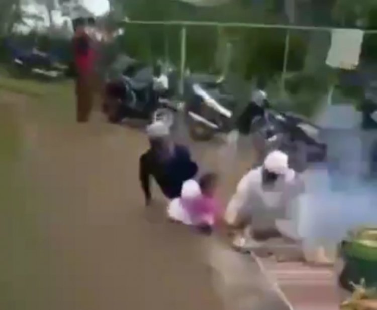 VIRAL! Lagi Khusuk Ritual Adat di Bali, Kakek Ini Dilempari Petasan