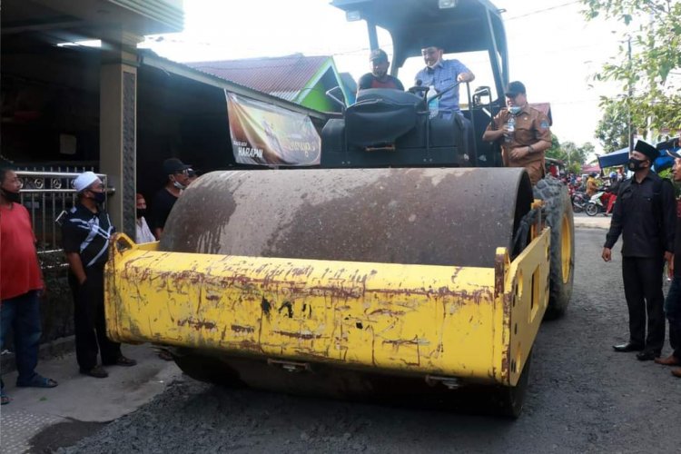 Tinjau Jalan Rusak, Bupati Tanjab Barat Langsung Kendarai Alat Berat