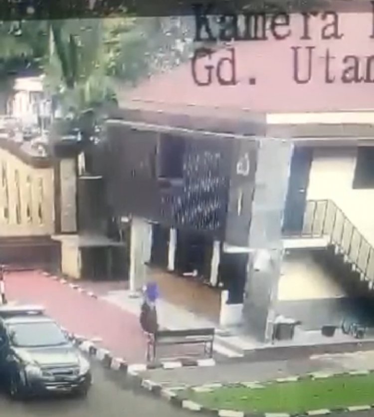 Mabes Polri Diserang, Polisi Tembak Pelaku Hingga Tersungkur