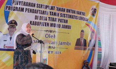 Bupati Masnah Serahkan Sertifikat dan Alat Bantu Jalan di Desa Tebat Patah