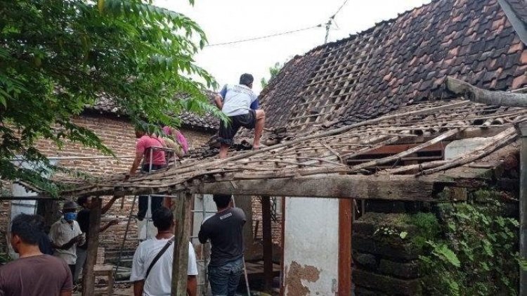 Viral Ibu Cantik Ini Selamatkan Kedua Anaknya dari Reruntuhan Tembok Saat Gempa Malang