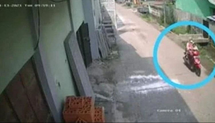 Duh! Emak-emak Sambil Gendong Bayi Embat Motor di Kos-kosan