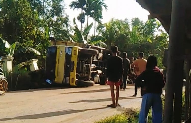 Muatan Berlebih, Truck Sawit Ini Terbalik di Jalan Tunasbaru Muarojambi