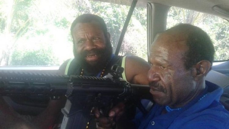 Pendeta Ini Jual Senjata Jenis M16 dan SS1 Harga Rp1 Miliar