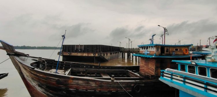 Breaking News!!! Kapal Tongkang Tabrak Jembatan WFC Kualatungkal, Sejumlah Kapal Rusak Parah