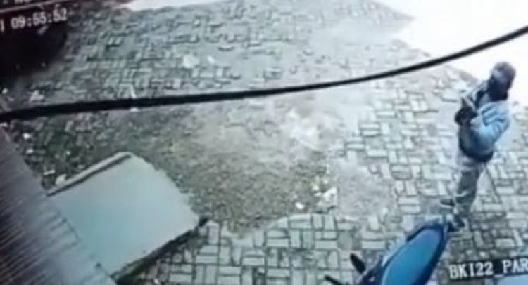 Viral! Pria Ini Mau Curi Motor, Tapi Kepergok Hingga Keluarkan Senjata Api