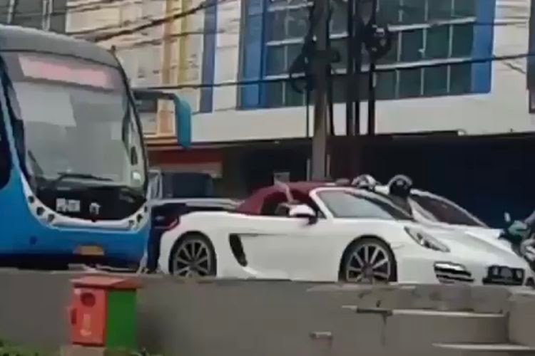 Viral Pengemudi Porsche Boxter Terobos Jalur Bus Transjakarta dan Minta Mundur
