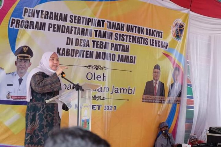 Bupati Masnah Serahkan Sertifikat dan Alat Bantu Jalan di Desa Tebat Patah