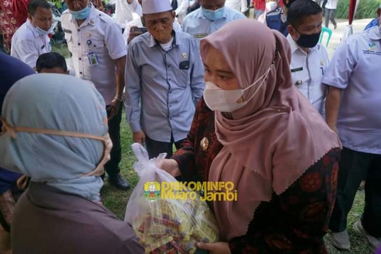 Bupati Masnah Serahkan Bantuan Sembako Kepada Masyarakat Terdampak COVID-19 di Desa Penyengat Olak