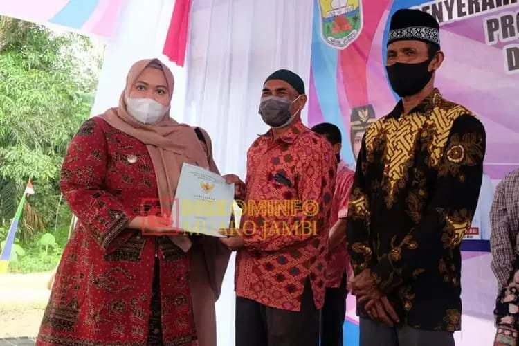 Bupati Serahkan. sertifikat dan Resmikan Pasar Rakyat di Dua Desa dalam Kecamatan Sekernan