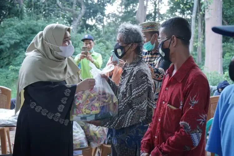 Bupati Masnah Serahkan Bantuan Sembako Kepada Masyarakat Terdampak COVID-19 di Desa Talangduku